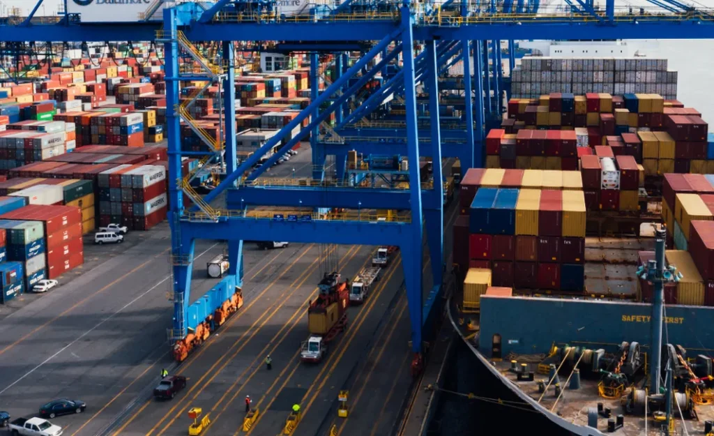 Global trade benefits in Dubai supporting international import and export growth